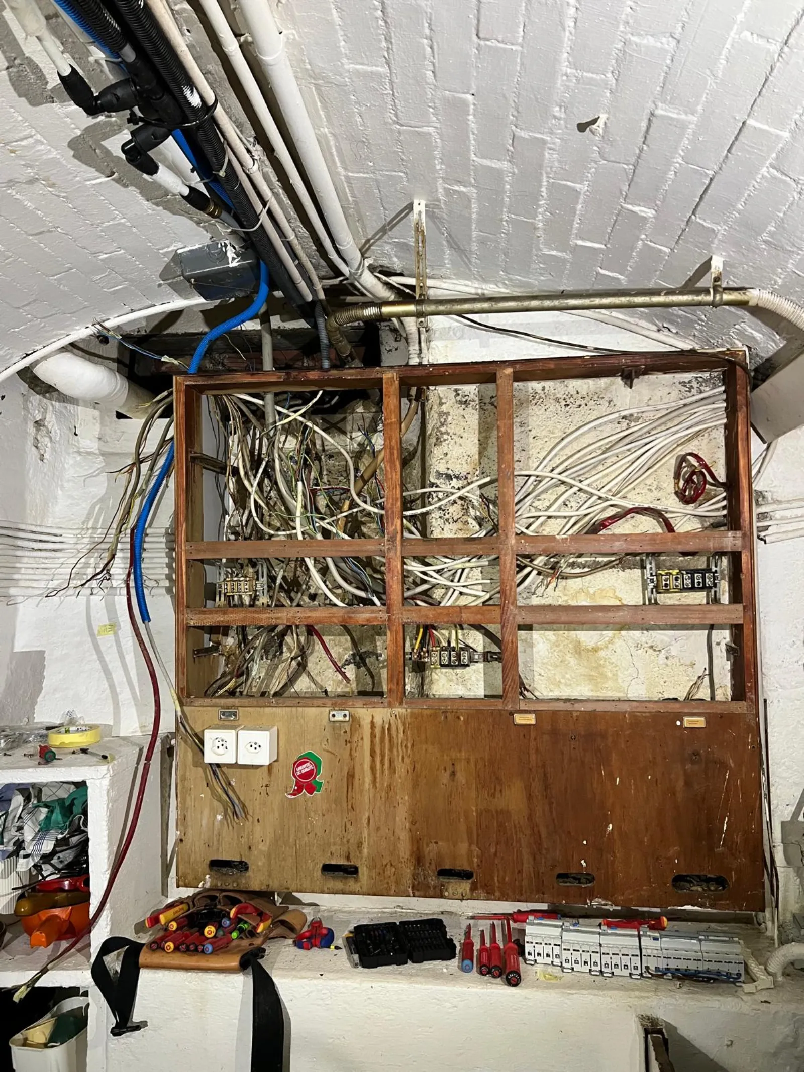 Cave technique pendant le chantier — vieux tableaux et câblage existant